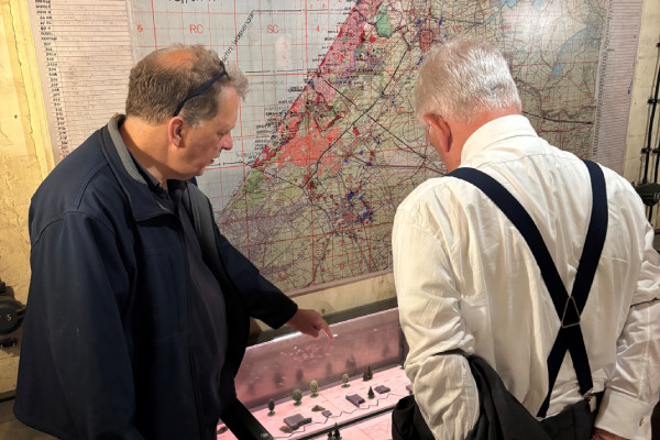 Werkbezoek burgemeester Jan van Zanen aan het Atlantikwallmuseum Den Haag