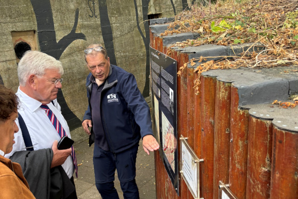 Werkbezoek burgemeester Jan van Zanen aan het Atlantikwallmuseum Den Haag